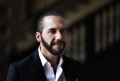 Estados Unidos emitió ayer una nueva lista de funcionarios corruptos en Centroamérica, entre los que se encuentra la jefa de gabinete del presidente de El Salvador, Nayib Bukele (en imagen de archivo). El Departamento del Tesoro afirmó que Martha Carolina Recinos hizo mal uso de fondos públicos para beneficio personal. El señalamiento fue respondido por el mandatario con un tuit en el cual calificó de “absurdas” las acusaciones.