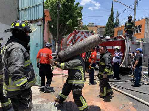 En junio pasado, bomberos de la Ciudad de México sofocaron un incendio causado por una fuga de gas en una fábrica de jabón ubicada en la alcaldía Gustavo A. Madero, donde tres personas resultaron heridas.