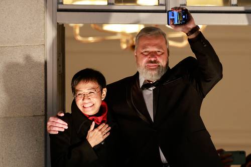 Los periodistas indepen-dientes Maria Ressa y Dmitry Muratov en el balcón del Grand Hotel, después de recibir el Nobel de la Paz en Oslo.