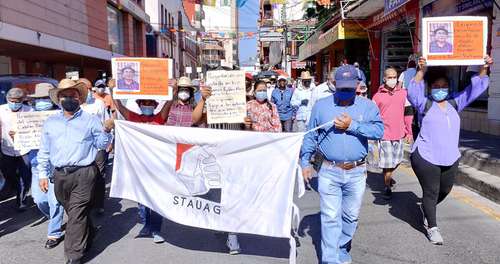 Familiares e integrantes de la Universidad Autónoma de Guerrero marcharon este viernes en Chilpancingo para exigir a la fiscalía acciones efectivas para localizar al maestro Salvador Catalán.