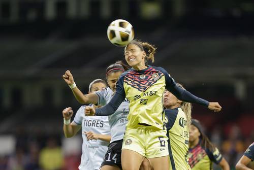 Las Águilas rompieron la racha de 40 encuentros sin perder de las felinas. En la imagen, la defensa Janelly Farías (6) rechaza el balón.