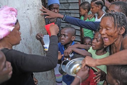 En un refugio para desplazados por la violencia en Puerto Príncipe trabajadoras voluntarias distribuyen café. Pocos países del mundo dependen tanto de los grupos de ayuda como Haití, nación a la que llaman con frecuencia “la república de las ONG”.