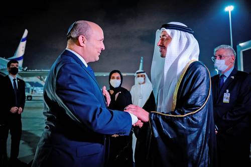 El premier de Israel, Naftali Bennett, llegó ayer a Emiratos Árabes Unidos, donde fue recibido por el ministro del Exterior, Abdulá bin Zayed. Se trata de la primera visita oficial de un jefe de gobierno israelí a la monarquía del Golfo. Bennett se reunirá hoy en Abu Dabi con el príncipe heredero Mohamed bin Zayed. Ambos países normalizaron relaciones en 2020 y esperan fortalecer vínculos bilaterales.