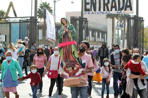 Aunque sólo fuera de pisa y corre, cientos de feligreses acudieron a la Basílica para expresar su fe y devoción a la Virgen de Guadalupe con motivo de su onomástico 490.
