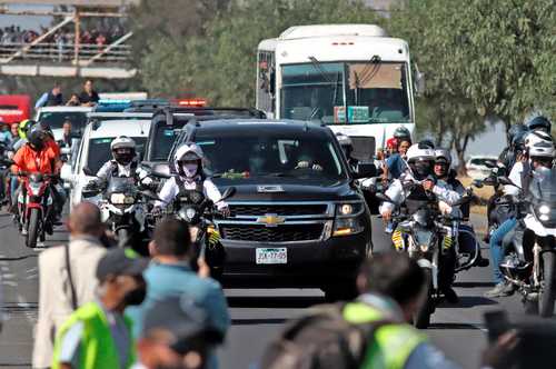 Admiradores, que se contaban por miles, se reunieron en la carretera que lleva a Chapala.