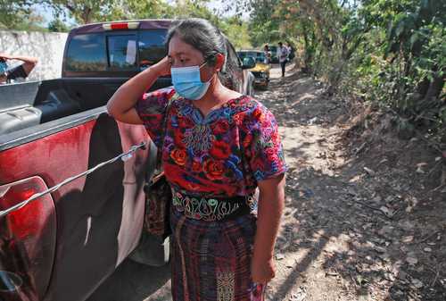Nicolasa Guarcas Gabriel, originaria de Chimaltenango, busca a su hijo Richard Levi, de 17 años.