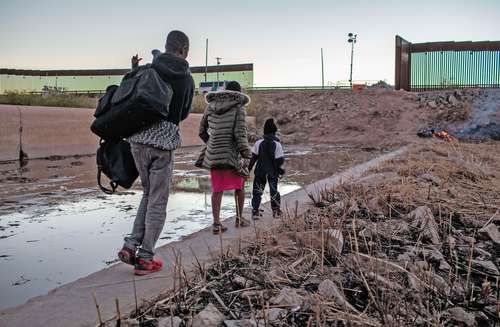Una familia haitiana camina hacia la frontera con Estados Unidos.