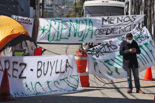 Estudiantes mantienen el paro en las instalaciones del centro de investigación en Santa Fe, en la Ciudad de México.