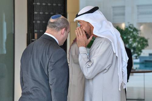 El primer ministro israelí, Naftali Bennett, se entrevistó ayer con el príncipe heredero de Emiratos Árabes Unidos, Mohamed bin Zayed, en la primera visita, considerada histórica, a Abu Dabi de un alto dignatario de Israel, poco más de un año después del restablecimiento de relaciones diplomáticas. El premier destacó que “hay una nueva realidad” en la región. El anfitrión dijo esperar que esta visita “contribuya a que haya una mayor cooperación en beneficio de los pueblos de ambos países y de la región”, indicó la agencia oficial de noticias emiratí WAM.