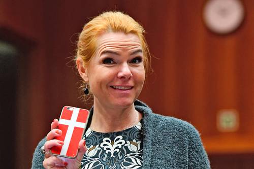 Una corte para juicios políticos rara vez utilizada en Dinamarca condenó ayer a la ex ministra de Migración Inger Stoejberg (en imagen de archivo) por haber ordenado en 2016 separar a parejas solicitantes de asilo si alguno era menor de edad. El Parlamento votó a favor de juzgarla después de que una comisión concluyó que la medida era ilegal. El tribunal, reunido por primera vez en 26 años, la declaró culpable de “negligencia intencionada o grave por descuidar los deberes” de su cargo y proporcionar al Parlamento “información incorrecta o engañosa” y la sentenció a 60 días de detención. No se aclaró si será encarcelada o se le colocará un brazalete de monitoreo electrónico. El veredicto no se puede apelar. Stoejberg dijo estar “muy sorprendida por el fallo”, pero afirmó que cumplirá la pena.