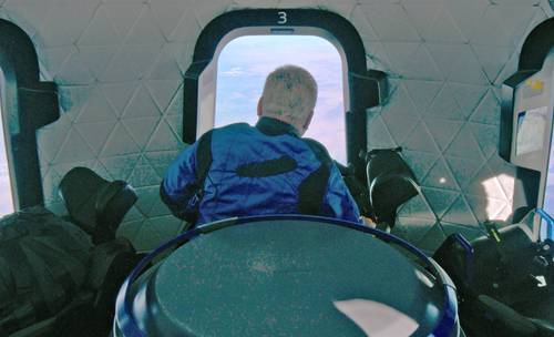 El actor a bordo de New Shepard, de Blue Origin, después de su lanzamiento, el 13 de octubre.