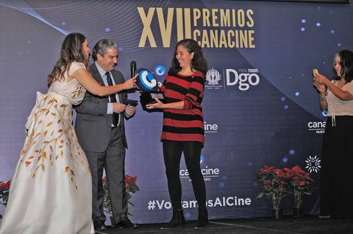 La directora guanajuatense Fernanda Valadés recibe el Premio Canacine a mejor película por Sin señas particulares, de manos de Fernando de Fuentes y Tábata Vilar, presidente y directora del organismo. Los observa la actriz Mercedes Hernández.
