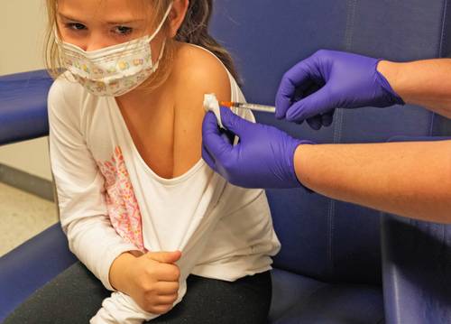 Una pequeña recibe la primera dosis de Pfizer en el hospital de Henares en Coslada, Madrid. Foto Ap