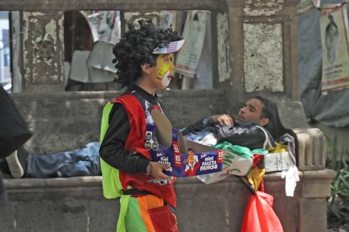 Niveles de trabajo informal en las ciudades, entre las causas.