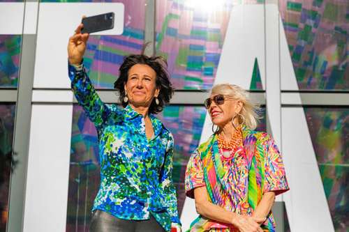 Ana Botín, presidenta del Banco Santander, acompañada por la artista plástica argentina Marta Minujín, el mes pasado en Buenos Aires.