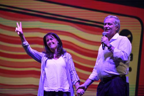  El aspirante de ultraderecha, José Antonio Kast, acompañado de su esposa, María Pía Adriasola, dijo que su rival “no es una mala persona, pero tiene malas ideas”. Ambos cerraron campaña ayer en Santiago. Foto Afp