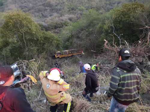 Veintisiete jornaleros agrícolas resultaron lesionados cuando el camión en que se transportaban chocó contra una camioneta ayer por la mañana en el kilómetro 75 de la carretera 401, en el municipio de Sayula, en el sur de Jalisco. Según reportes policiacos, los vehículos se impactaron de frente y ambos cayeron a un barranco. Elementos de Protección Civil trasladaron a los heridos a clínicas del Instituto Mexicano del Seguro Social en esa localidad y en Ciudad Guzmán.
