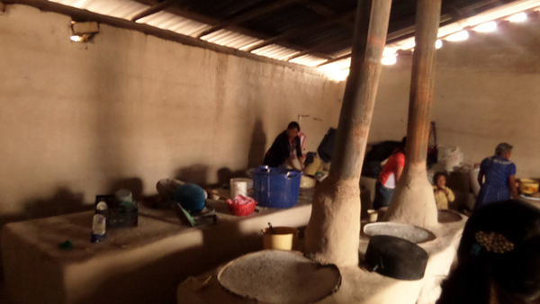 Mujeres tepehuanas moliendo maíz en la cocina comunitaria de San Francisco de Lajas, Durango.  Bridget Zavala