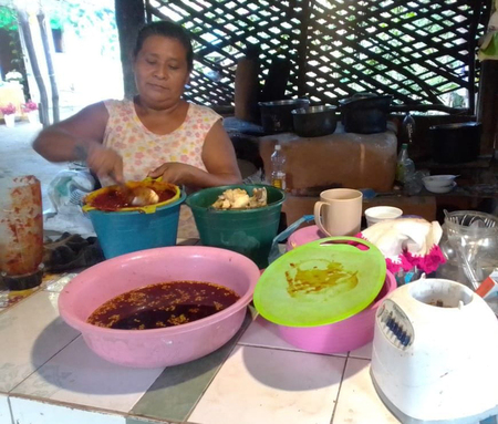 Elaboración de tamales, comida tradicional en Coyuca de Benítez, Gro.  Alejandro Hernández