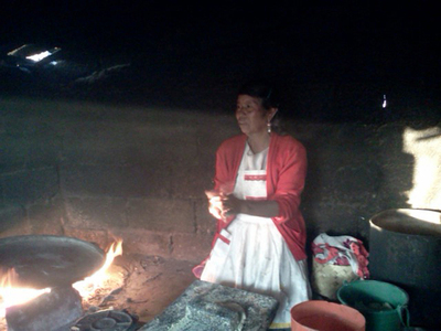 Echando tortillas al fogón. San Jerónimo Boncheté, Estado de México.  Ana Karen Vázquez Hernández