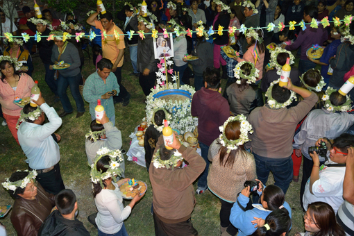 El “Baile del barril” de pulque, en las celebraciones a la Virgen de los Dolores de Xaltocan, en Santa Cruz Acalpixca, Xochimilco.  Leonardo Vega Flores