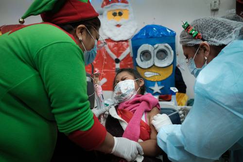 Escena de la campaña de vacunación contra el Covid-19 dirigida menores de 5 a 11 años en Bolivia.