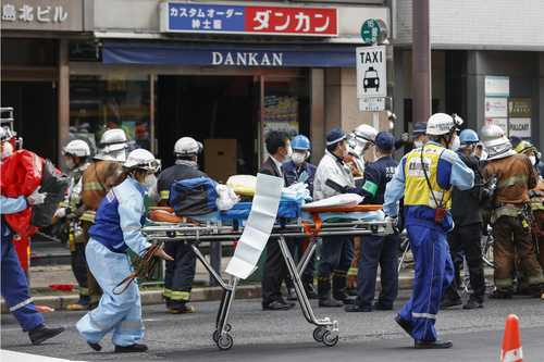 Al menos 24 personas murieron ayer a causa de un incendio aparentemente provocado en una clínica siquiátrica de la ciudad japonesa de Osaka, en el centro del país, según fuentes citadas por la agencia japonesa de noticias Kiodo. El cuerpo de bomberos indicó que el fuego comenzó en el cuarto piso del edificio de ocho plantas. Agregó que hubo 28 heridos y 27 personas fueron rescatadas ilesas.