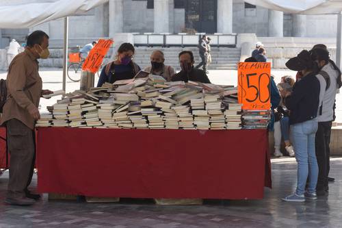Frente a Bellas Artes, remate de libros para todos los gustos.