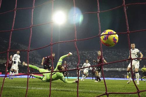 El Inter de Milán, líder de la Serie A italiana, no tuvo piedad y goleó 5-0 ayer al colista Salernitana.