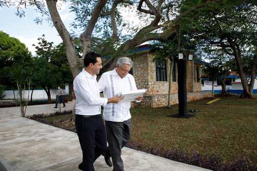 El presidente Andrés Manuel López Obrador y el gobernador de Yucatán, Mauricio Vila Dosal, supervisaron las obras del Tren Maya, en el tramo 3 de Calkiní-Izamal. El recorrido, que se realizó sin la presencia de medios de comunicación, fue difundido en un tuit del mandatario estatal, después de las 13 horas de ayer, con tres imágenes en las que acompaña al Ejecutivo federal. “Me dio mucho gusto recibir una vez más en Yucatán al Presidente @lopezobrador_. Dimos seguimiento al proyecto del @TrenMayaMX y revisamos los avances del tramo 3 #Calkiní-#Izamal de esta importante obra que impulsa la reactivación económica y turística y la generación de empleos”, escribió.