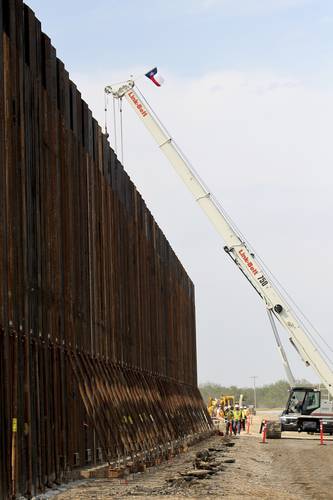 Reprochan el endurecimiento de las políticas, como en Texas, donde ayer se inició la edificación de su “propio muro”.