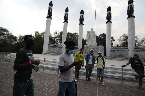 Integrantes de la caravana que permanece en la CDMX aprovecharon para pasear y tomarse fotos en el Bosque de Chapultepec tras el mitin de ayer.