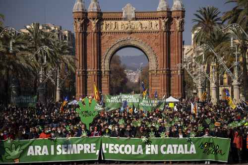 Miles de catalanes salieron a las calles de Barcelona este sábado para protestar por una decisión judicial que exige estructurar programas con una cuarta parte de todas las clases en las escuelas en español. Los manifestantes consideran que el uso predominante del catalán garantiza la cohesión social.