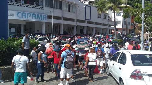 Prestadores de servicios turísticos tomaron as instalaciones centrales de la Comisión de Agua Potable y Alcantarillado del Municipio de Acapulco, para exigir que cese el vertimiento de aguas residuales y drenajes directos a la bahía. Imagen de archivo.