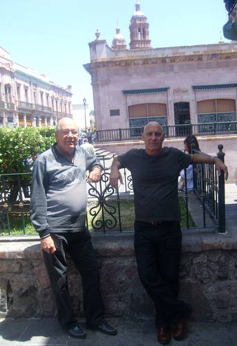 Los cantautores cubanos Lázaro García (izquierda) y Vicente Feliú, en la ciudad de Zacatecas durante festival cultural en 2010.