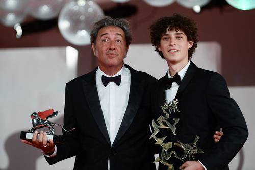 El director italiano Paolo Sorrentino (izquierda) junto con el actor Filippo Scotti protagonista de la cinta La Mano de Dios.