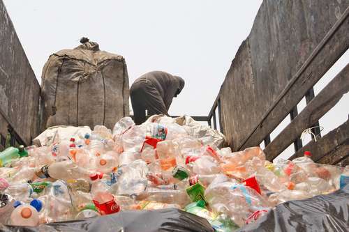 EL país sólo debe aceptar los residuos que se puedan reciclar sin causar daño ambiental, propone la organización GAIA. En la imagen, una cargamento de PET en la Ciudad de México.