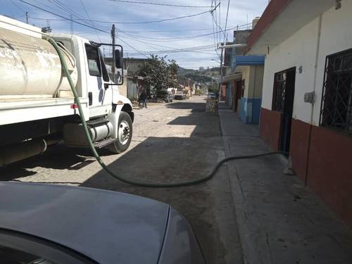 En 26 años la Comisión Nacional del Agua ha otorgado 7 mil 817 concesiones para la prestación del servicio en Querétaro, de acuerdo con el Registro Público de Derechos del Agua. En Tepic, Nayarit (en la imagen), más de 40 colonias carecieron de suministro durante cuatro días debido a fallas en los equipos de bombeo de los pozos y el sábado comenzó a regularizarse la distribución.