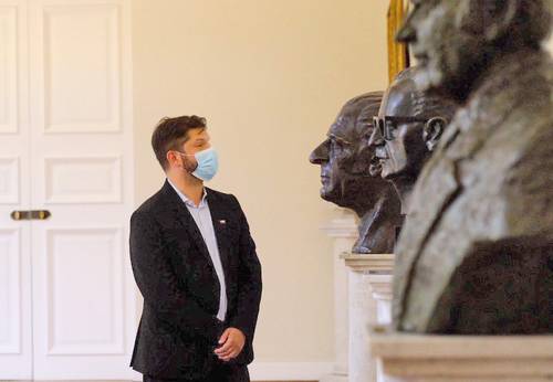 El ganador de la elección presidencial en Chile, Gabriel Boric, publicó el siguiente tuit: “Hoy visitamos el Palacio de la Moneda por invitación del presidente (Sebastián) Piñera. Cuando estuve frente al busto de Salvador Allende pensé en los que, como él, estuvieron antes que nosotros. Sus sueños de un Chile mejor son los que vamos a seguir construyendo junto a todos ustedes”.