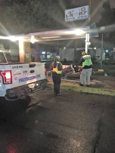 Brigadistas de protección civil y bomberos de Nuevo Laredo, Tamaulipas, pusieron en marcha el domingo la Operación Carrusel para proteger del frente frío número 14 a las personas más vulnerables, a quienes ofrecen asilo en el refugio temporal municipal o les entrega una cobija, comida y café. Humberto Fernández, director de la dependencia, indicó que en los recorridos participan cinco unidades con 10 elementos, quienes recorren parques, plazas, hospitales y cajeros automáticos, entre otros puntos.