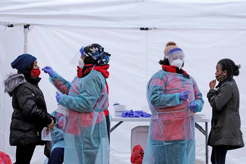 Residentes se someten a pruebas de Covid-19 en un módulo gratuito en Farragut Square, en Washington, DC. En esta ciudad han aumentado los casos de coronavirus.