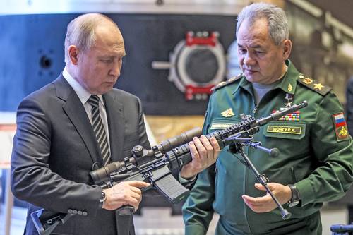 El presidente ruso, Vladimir Putin (a la izquierda), y el ministro de Defensa, Sergei Shoigu, asistieron ayer a una exhibición de armas del ejército luego de encabezar una reunión en el Centro de Control de Defensa Nacional, en Moscú.