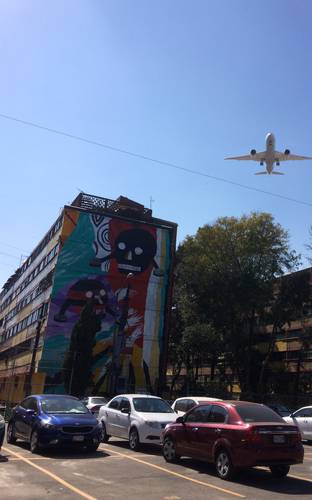 El mural El origen del mundo y del universo fue pintado a un costado del edificio 6 de la unidad habitacional del Issste, en el Retorno 1 de la calle Jesús Galindo y Villa, colonia Jardín Balbuena.