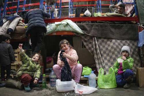 Un grupo de migrantes recién llegados se instala en un refugio ubicado en la frontera entre Bielorrusia y Polonia, cerca de Grodno. La portavoz de la Oficina del Alto Comisionado de Naciones Unidas para los Derechos Humanos, Elizabeth Throssell, declaró hace unos días que ambos países deben facilitar el acceso a su frontera a organizaciones internacionales para que evalúen la situación de los indocumentados.