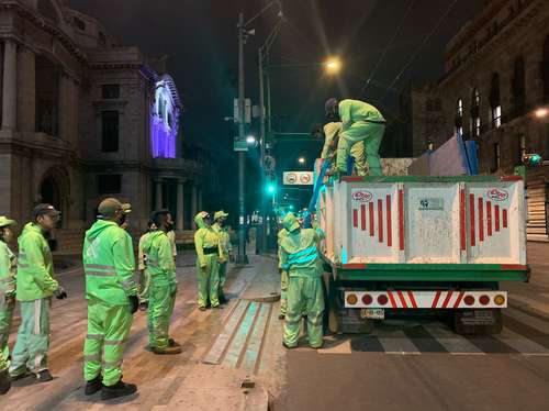 La reforma laboral busca que los trabajadores conozcan el contenido de los contratos colectivos. En la imagen, empleados del gobierno capitalino.