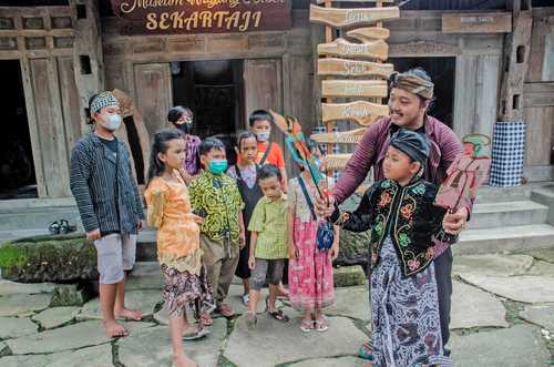 Una pequeña comunidad cristiana en Yogyakarta, Indonesia, celebró la Navidad con los tradicionales títeres de sombras, con los que se representa el nacimiento de Cristo, luego de que en este país asiático las autoridades cerraran todas las salas de espectáculos por el Covid-19. “Es importante representar la historia de Jesús porque antes sólo se ponía en escena en las iglesias; pese a la pandemia tratamos de mantener viva la tradición”, apuntó Indra Suroinggeno (derecha), fundador de la compañía.