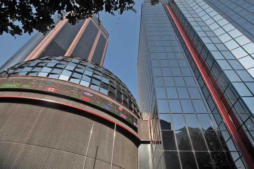 La actividad de recompra de acciones en noviembre alcanzó niveles récord en México. En la imagen, fachada de la Bolsa Mexicana de Valores, en la Ciudad de México.