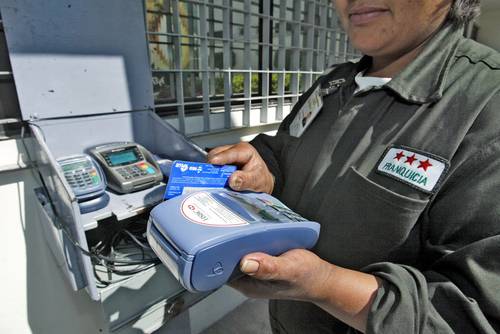 El número de tarjetas de crédito en México suma 28 millones 444 mil.