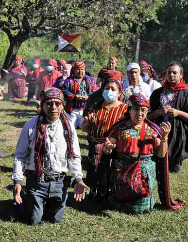 Indígenas mayas participaron ayer en una ceremonia para conmemorar 25 años del fin de la guerra civil en Guatemala (1960-1996) que dejó decenas de miles de muertos y desaparecidos. Sin embargo, aseguraron que la violencia no ha desaparecido en el país. En este contexto, el procurador de los Derechos Humanos, Jordán Rodas, advirtió que la paz social está bajo amenaza.