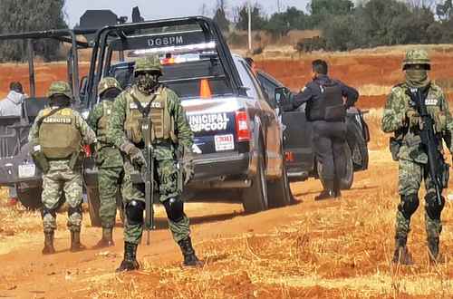 Elementos del Ejército y policías locales resguardan la zona donde fue ultimado ayer el delegado de la comunidad de Noria de Gringos, municipio de Morelos, 15 kilómetros al norte de la capital de Zacatecas.